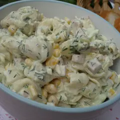 Pyszna sałatka z tortellini, kukurydzy, szynki i koperku w kremowym sosie. Idealna na letnie przyjęcie.