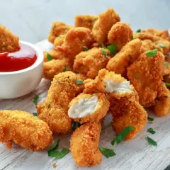 Chrupiący kurczak w panko, idealny do maczania w keczupie. Soczyste kawałki mięsa w złocistej panierce.