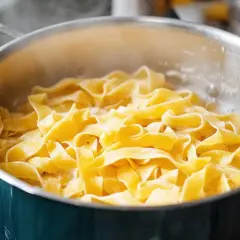 Szeroki makaron tagliatelle gotuje się w garnku, tworząc idealną bazę do pysznego dania. Oto jak ugotować makaron.