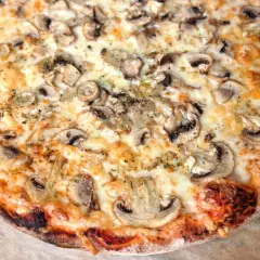 Pyszna pizza z pieczarkami i ciągnącym serem. Idealny przepis na domową pizzę, który zachwyci każdego.