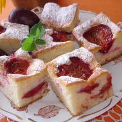 Szybkie ciasto ze śliwkami na oleju, posypane cukrem pudrem, wygląda apetycznie. Idealne na deser!