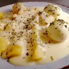 Jajka w sosie musztardowym z ziemniakami, posypane ziołami. Pyszne danie, które zachwyci każdego smakosza.
