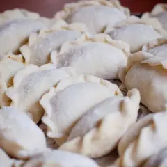 Surowe pierogi czekają na gotowanie. Dowiedz się, ile gotować pierogi, by były idealne.