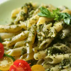 Makaron penne z pesto i pomidorkami koktajlowymi. Szybki obiad bez mięsa, idealny na letni dzień.