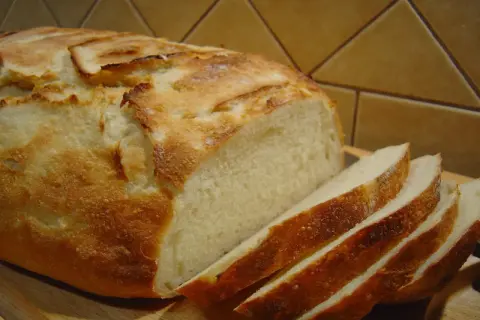 Chleb pszenny, świeżo upieczony, z chrupiącą skórką i miękkim wnętrzem. Idealny na kanapki, jako dodatek do zup lub po prostu z masłem. Ten przepis na chleb pszenny jest prosty i satysfakcjonujący.