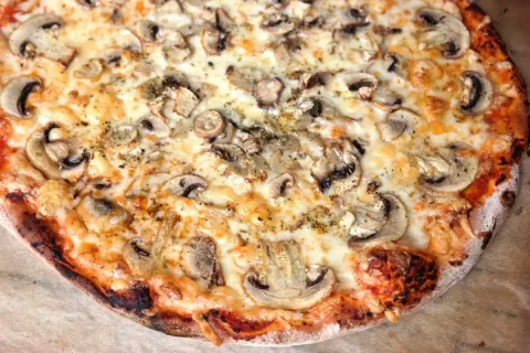 Pyszna pizza z pieczarkami i ciągnącym serem. Idealny przepis na domową pizzę, który zachwyci każdego.