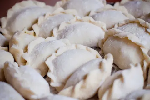 Surowe pierogi czekają na gotowanie. Dowiedz się, ile gotować pierogi, by były idealne.