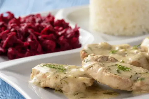 Polędwiczki w sosie chrzanowym z koperkiem, podane z ryżem i buraczkami. Pyszny obiad gotowy!