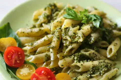 Makaron penne z pesto i pomidorkami koktajlowymi. Szybki obiad bez mięsa, idealny na letni dzień.