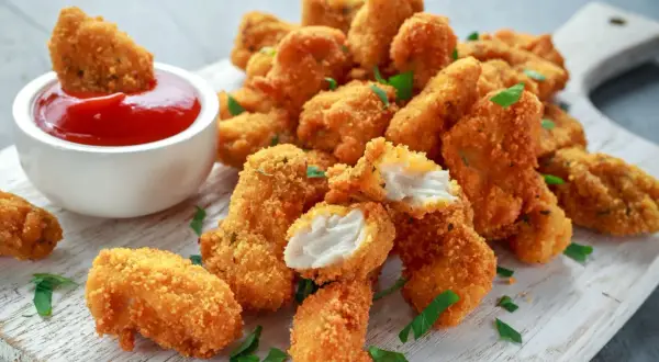 Chrupiący kurczak w panko, idealny do maczania w keczupie. Soczyste kawałki mięsa w złocistej panierce.