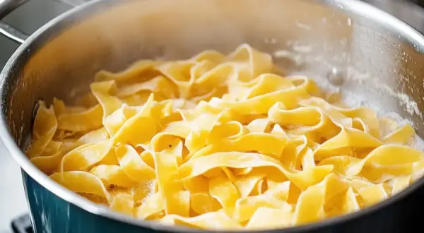 Szeroki makaron tagliatelle gotuje się w garnku, tworząc idealną bazę do pysznego dania. Oto jak ugotować makaron.