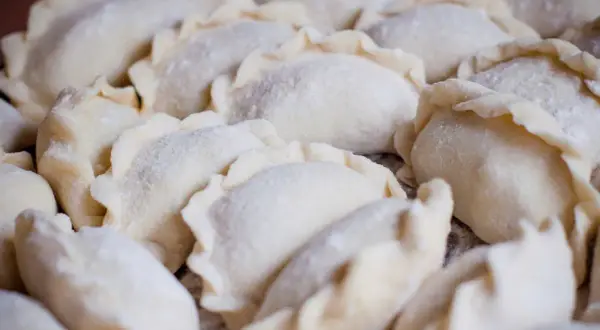 Surowe pierogi czekają na gotowanie. Dowiedz się, ile gotować pierogi, by były idealne.