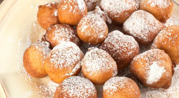 Puszyste paczki z serka homo, posypane cukrem pudrem, kuszą swoim apetycznym wyglądem.