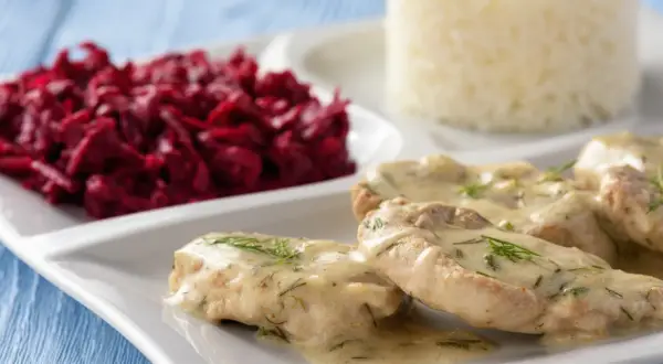Polędwiczki w sosie chrzanowym z koperkiem, podane z ryżem i buraczkami. Pyszny obiad gotowy!