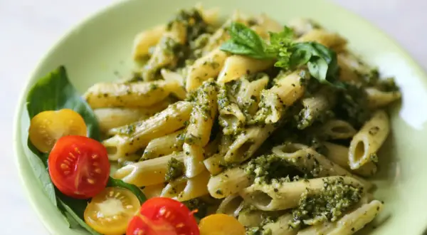 Makaron penne z pesto i pomidorkami koktajlowymi. Szybki obiad bez mięsa, idealny na letni dzień.