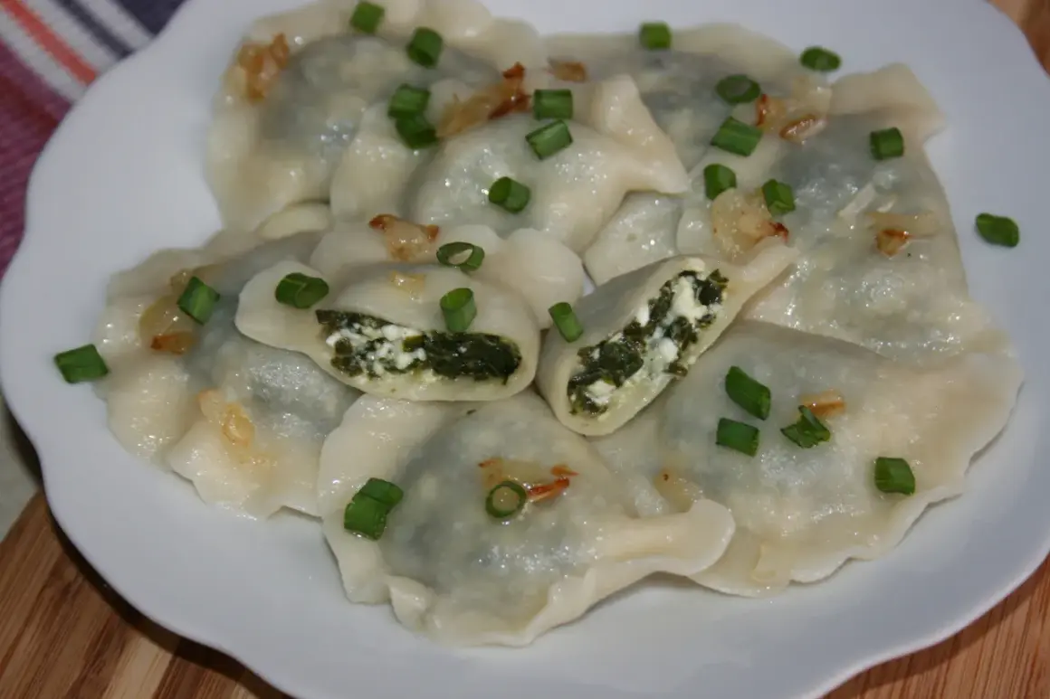 Pyszne pierogi ze szpinakiem i serem, posypane szczypiorkiem i skwarkami. Idealne na obiad!