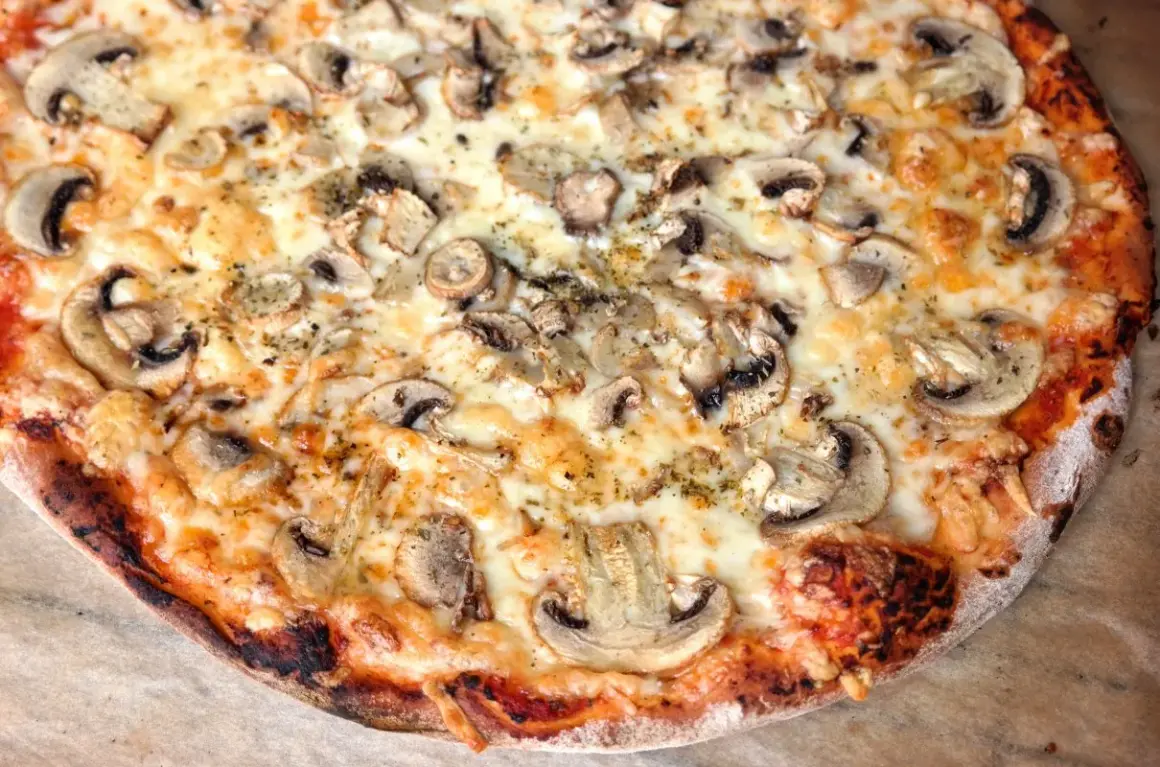 Pyszna pizza z pieczarkami i ciągnącym serem. Idealny przepis na domową pizzę, który zachwyci każdego.
