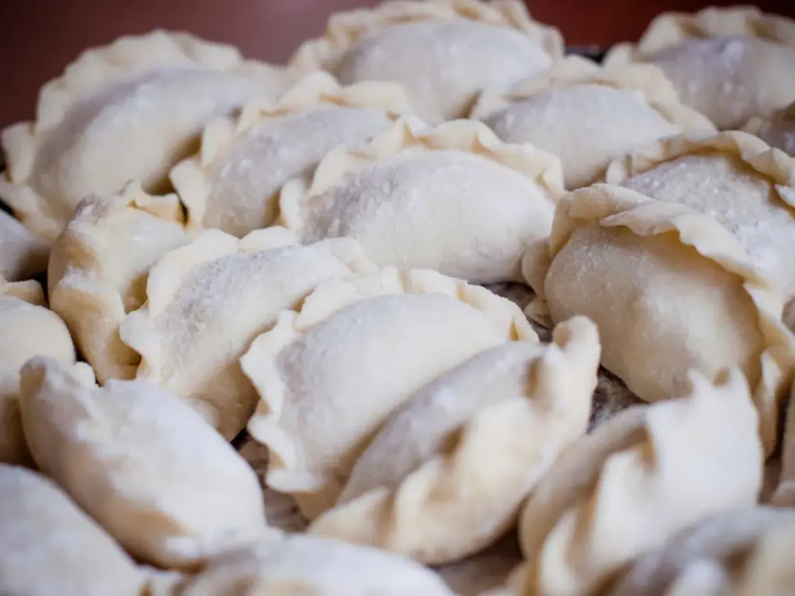 Surowe pierogi czekają na gotowanie. Dowiedz się, ile gotować pierogi, by były idealne.
