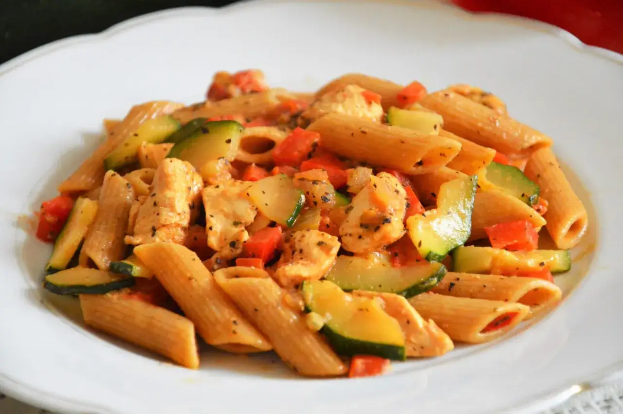 Penne z kurczakiem, cukinią i papryką w sosie pomidorowym. Pyszne danie, kt&oacute;re zadowoli każdego miłośnika makaronu z kurczakiem.