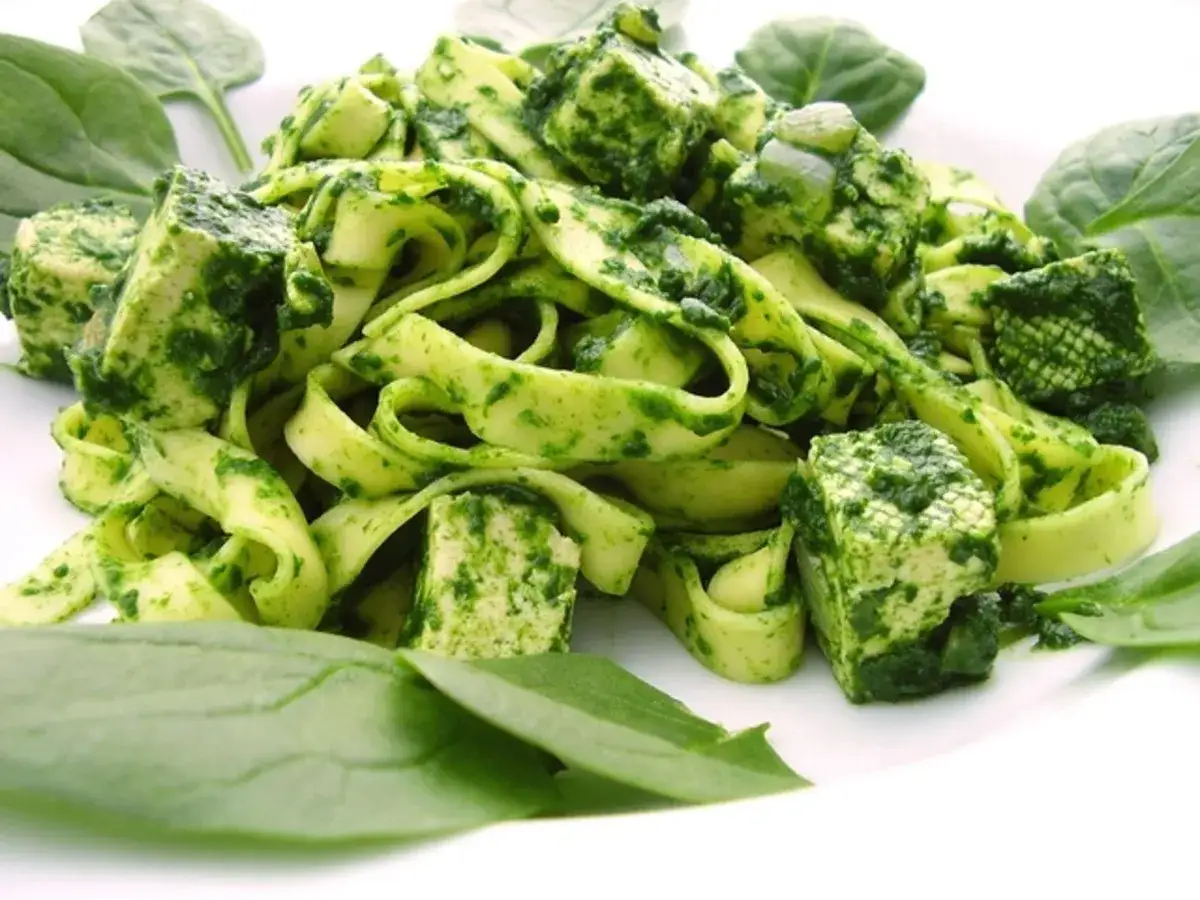 Makaron z zielonym pesto i kostkami tofu. Szybki obiad bez mięsa, pełen świeżości i smaku.
