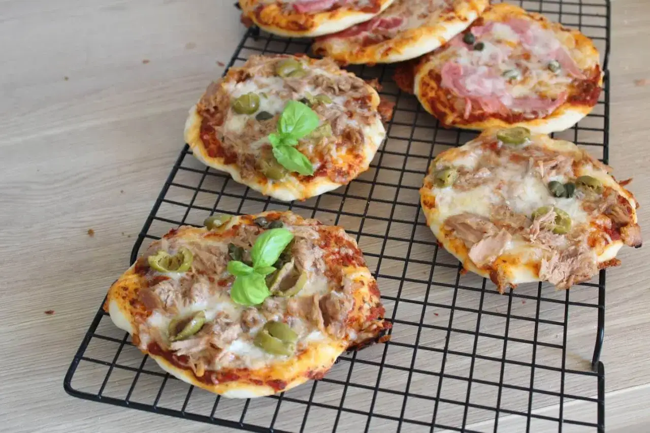 Mini pizze z tuńczykiem i oliwkami na ruszcie. Idealne, gdy zastanawiasz się, w jakiej temperaturze piec pizzę, by były tak pyszne.