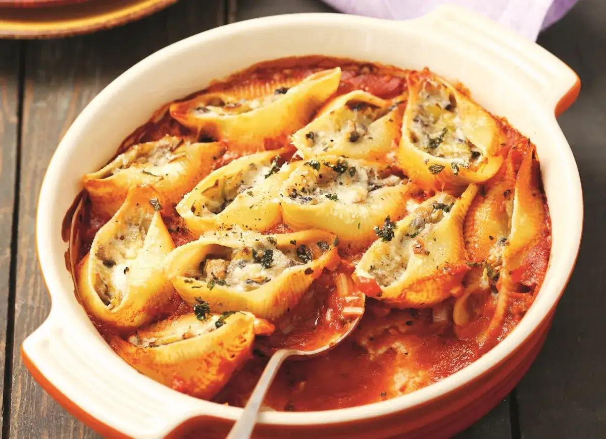 Pyszne muszle makaronowe nadziewane mięsem mielonym, zapieczone w sosie pomidorowym.