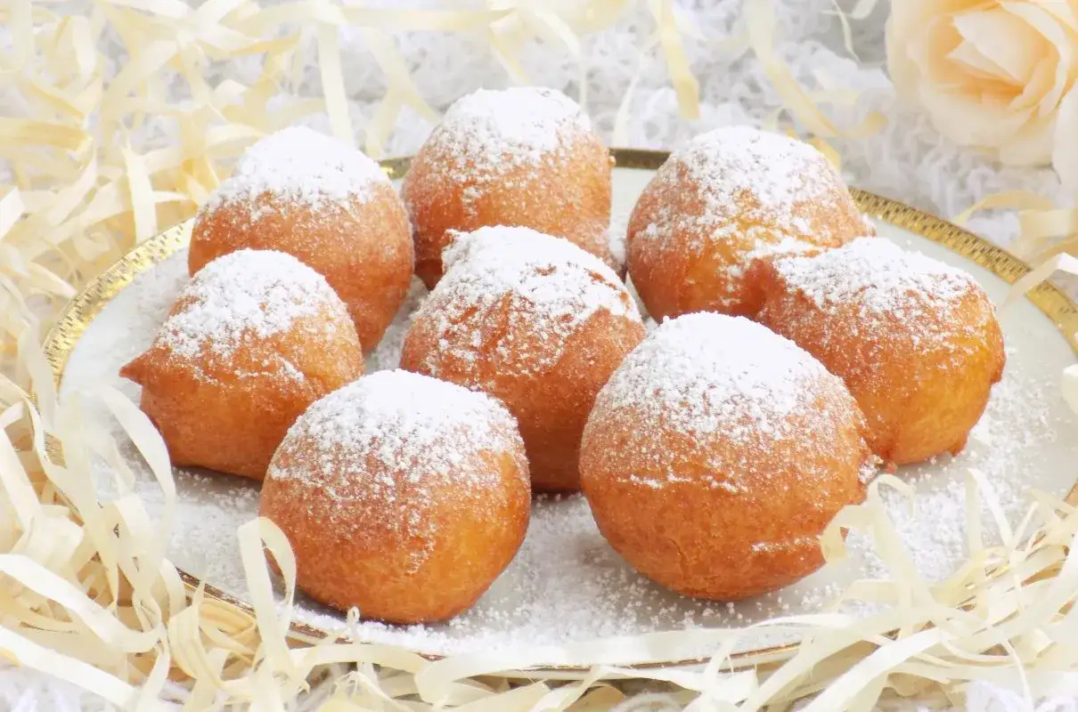 Puszyste paczki z serka homo, posypane cukrem pudrem, kuszą swoim wyglądem.