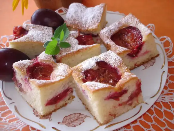 Szybkie ciasto ze śliwkami na oleju, posypane cukrem pudrem, wygląda apetycznie. Idealne na deser!