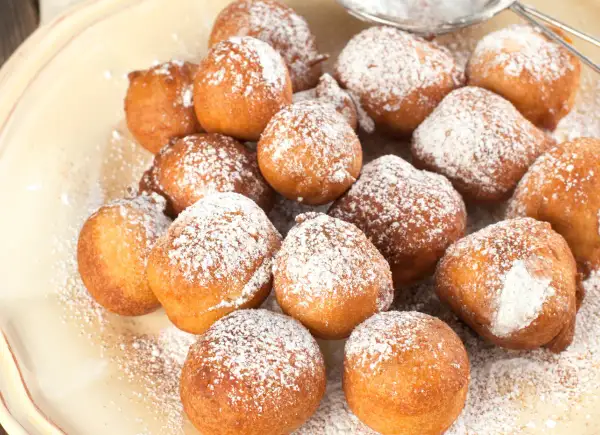 Puszyste paczki z serka homo, posypane cukrem pudrem, kuszą swoim apetycznym wyglądem.