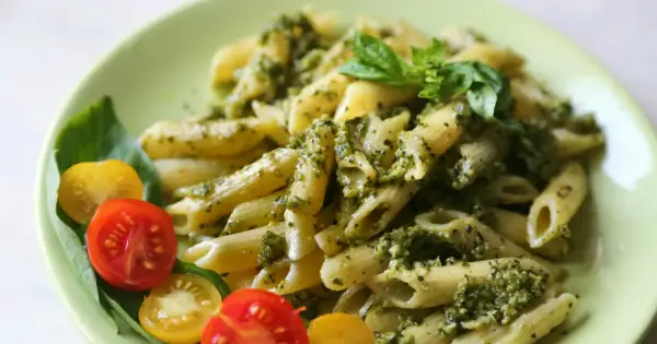 Makaron penne z pesto i pomidorkami koktajlowymi. Szybki obiad bez mięsa, idealny na letni dzień.